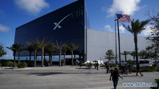 2026 年 6 月 11 日，好意思国得克萨斯州星舰基地，SpaceX 上市前夜园区外景。